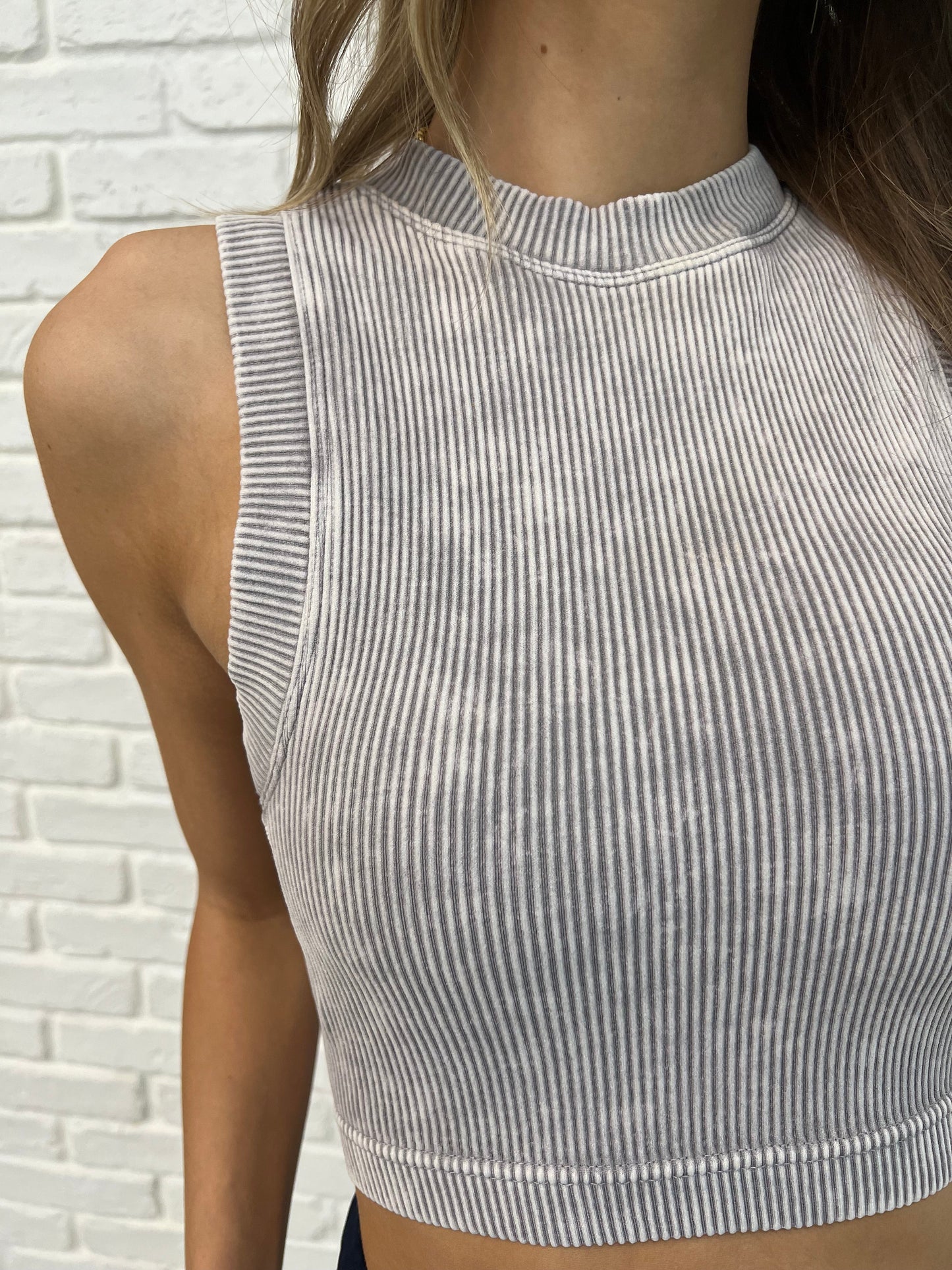 CROPPED RIBBED TANK SLEET