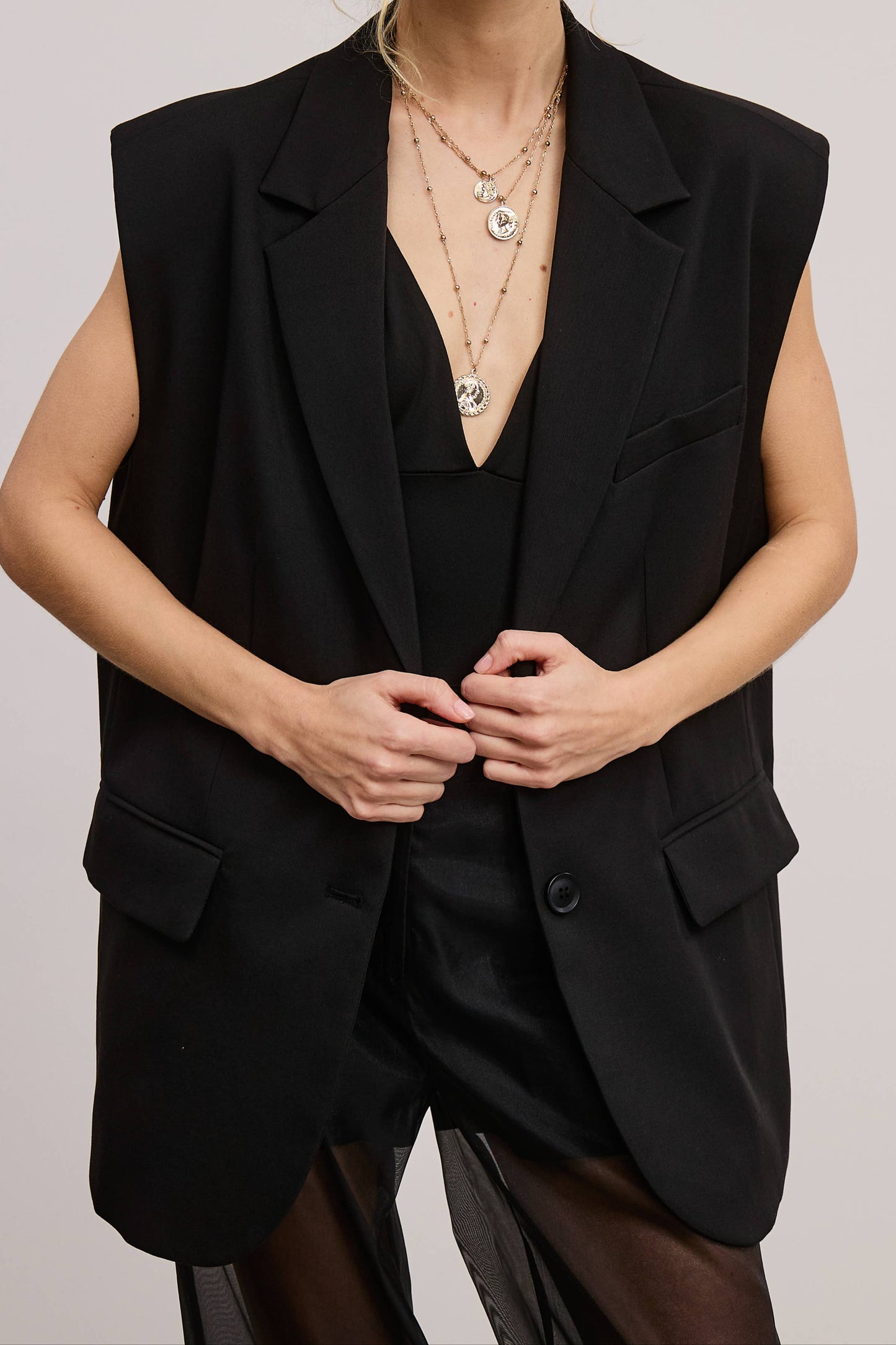OVERSIZED SLEEVELESS BLAZER