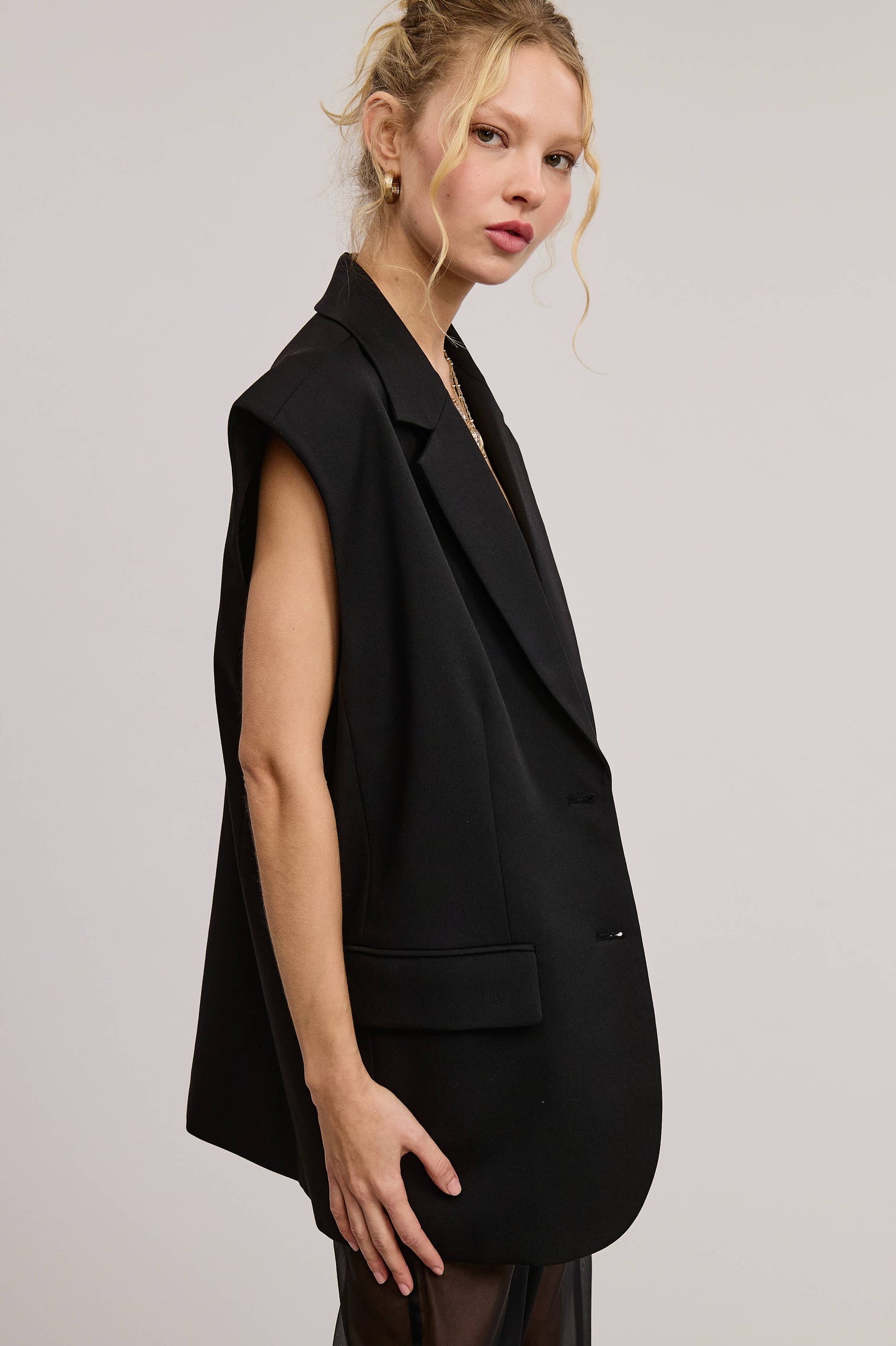 OVERSIZED SLEEVELESS BLAZER